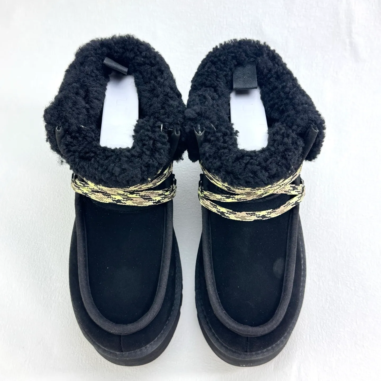 Self-pickup 💰560 Ugg Fukala lace-up boots 3954 The official website's main recommendation. A must-have for Maillard in autumn and winter. Every color matches well. The shape is super positive. The soles are increased by 3.8cm. Perfectly modifying the leg shape. Simple and elegant style. Must be arranged! size：35-40